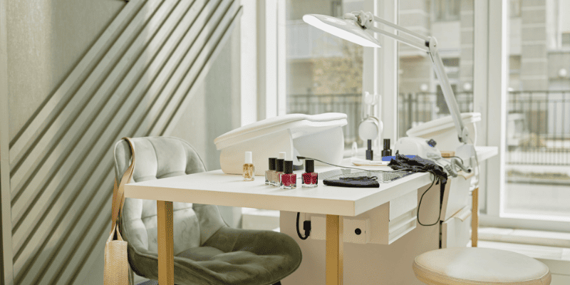 ネイルサロンのテーブル