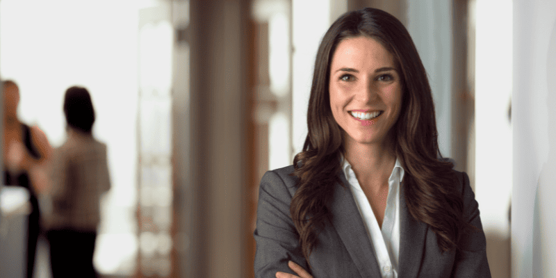 スーツを着た女性