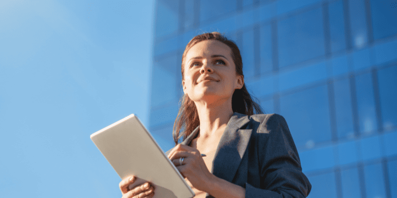 タブレットを持って仕事をする女性