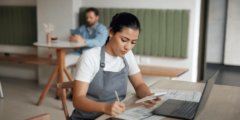 電卓で計算するカフェ店員