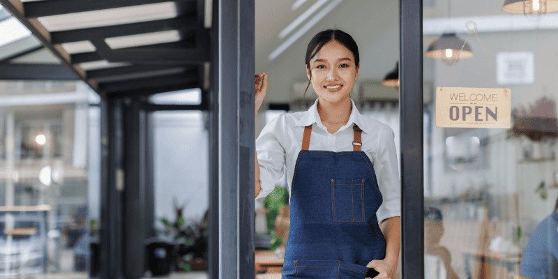 カフェの入り口に立つ店員

