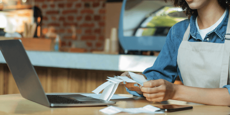 領収書の計算をする店員