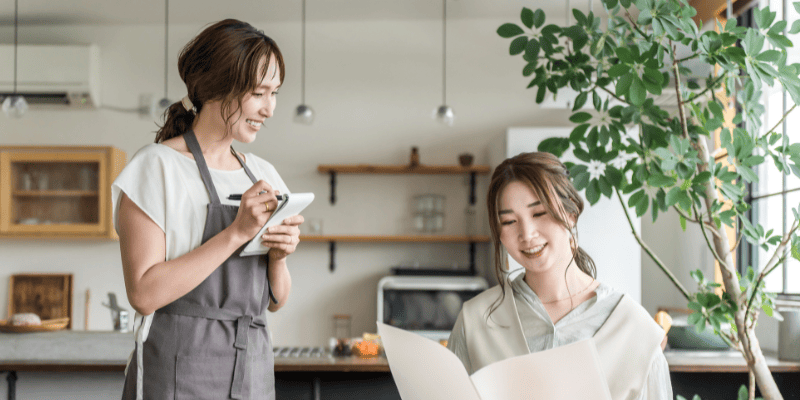 オーダーをとる店員とメニューを見るお客さん