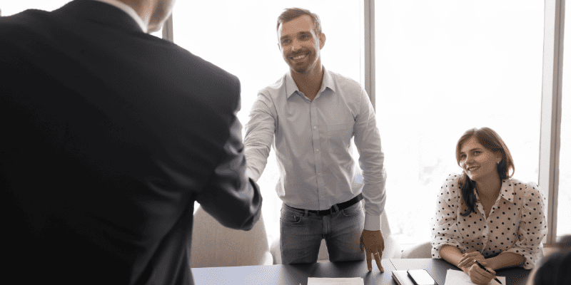 握手しているビジネスマン