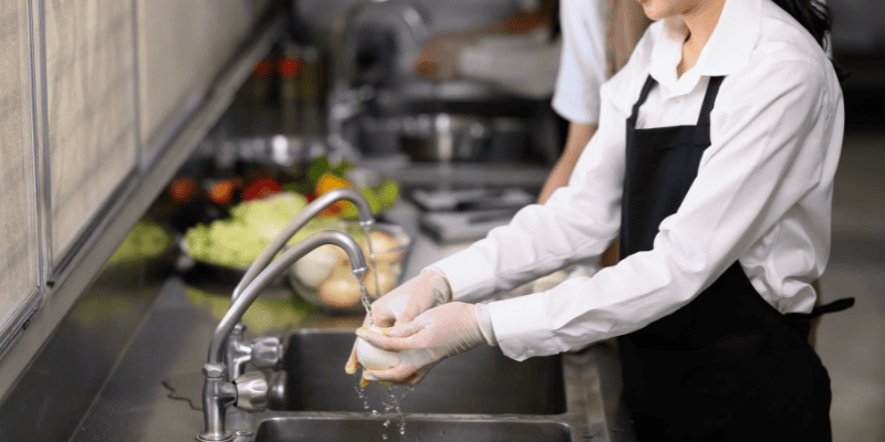 厨房で食べ物を洗う様子