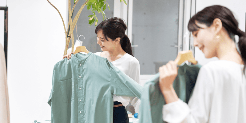 アパレル販売員が接客している様子