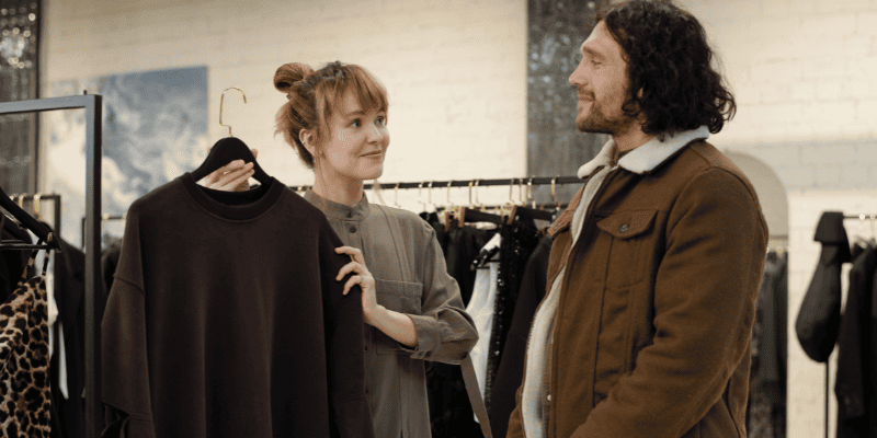 接客しているアパレル販売員