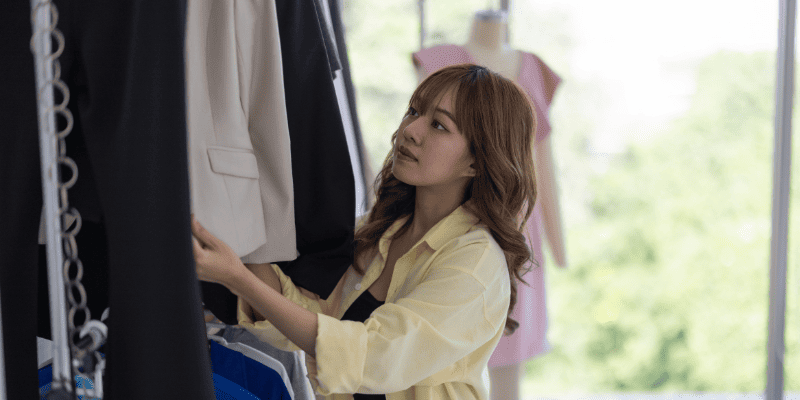 アパレルショップで働く女性