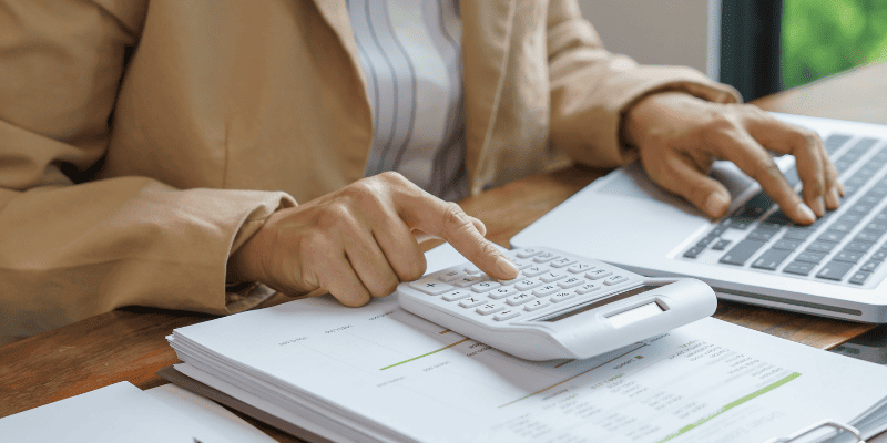 電卓で計算する女性性