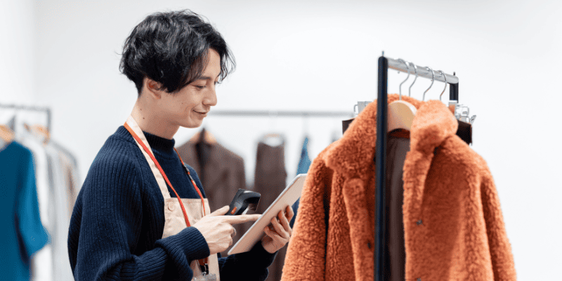 アパレルショップで働く男性