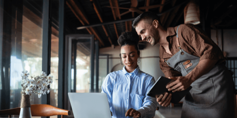 パソコンで計算するスタッフ