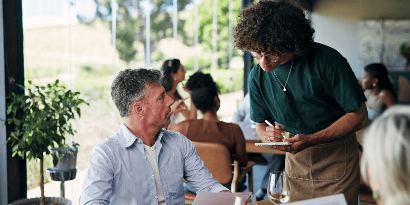 オーダーを取る従業員