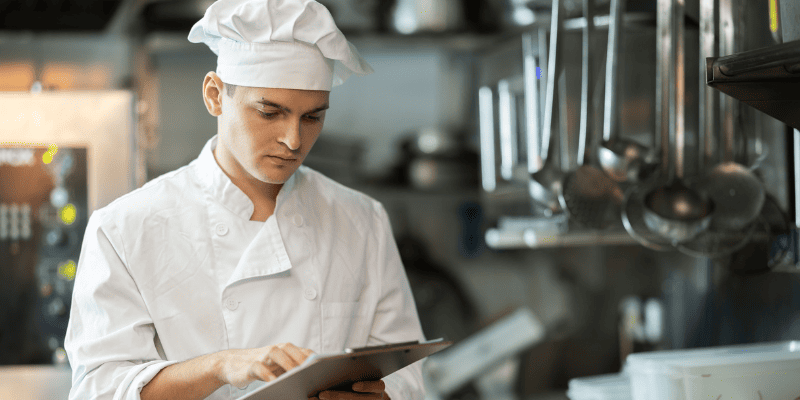 タブレットを操作するシェフ