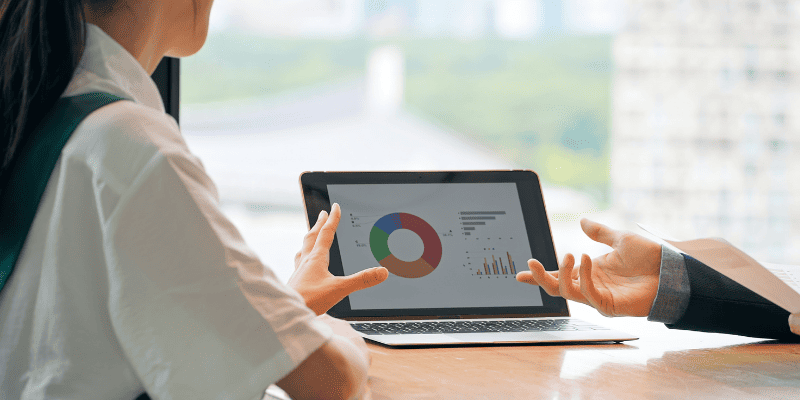 タブレットでデータを見る人