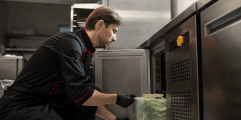 飲食店で働く男性