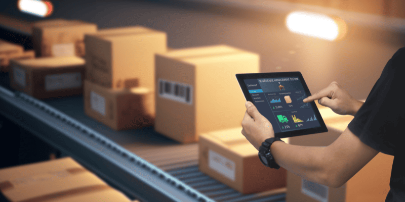 タブレットで在庫を管理する様子