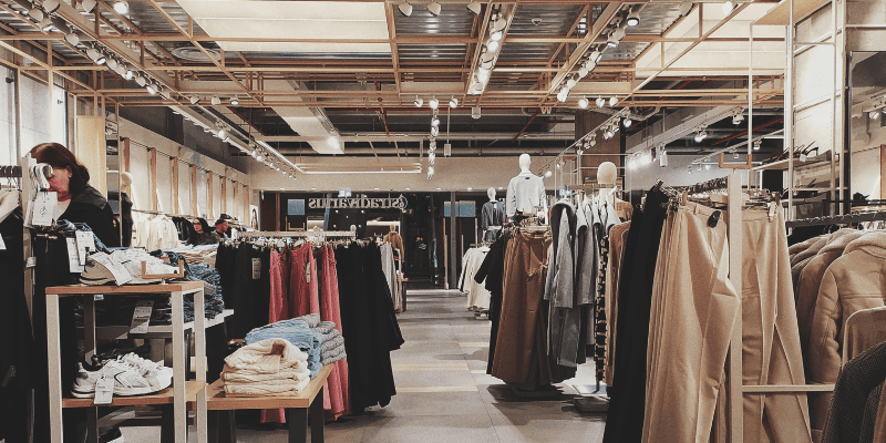 アパレルショップの店内VMD