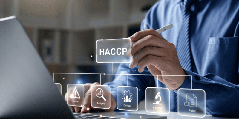 浮かび上がるHACCPの文字とペンで指す手元