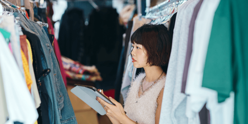 並んでいる服を確認するスタッフ
