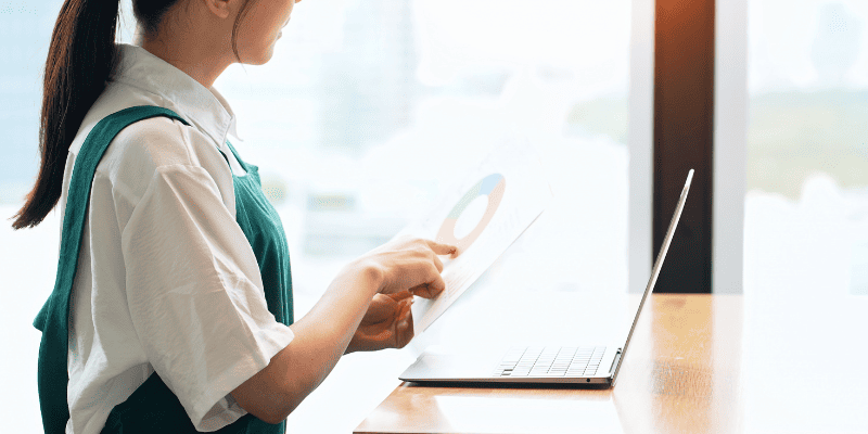 日報を読む従業員