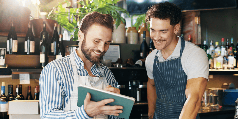 タブレットを一緒に見ている従業員たち