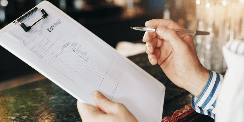 日報をチェックする手元