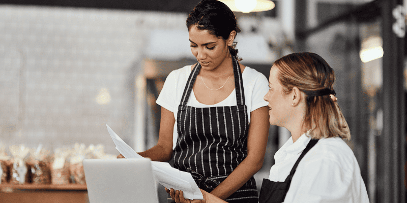 日報を共有するスタッフたち