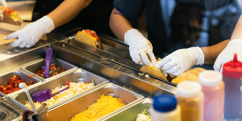食材を扱う飲食店のスタッフ