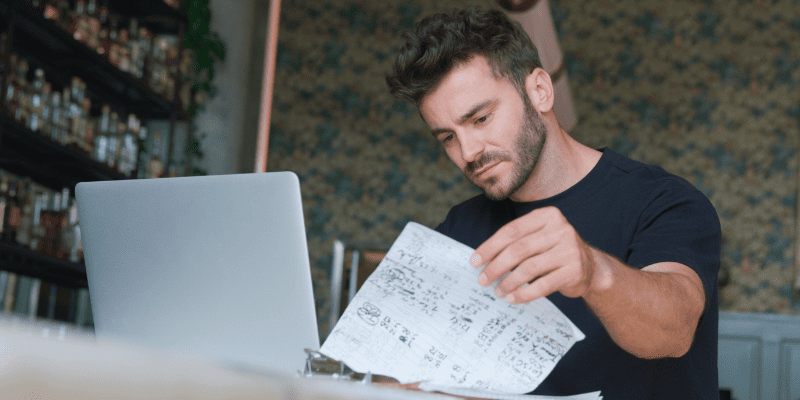 資料をチェックする人