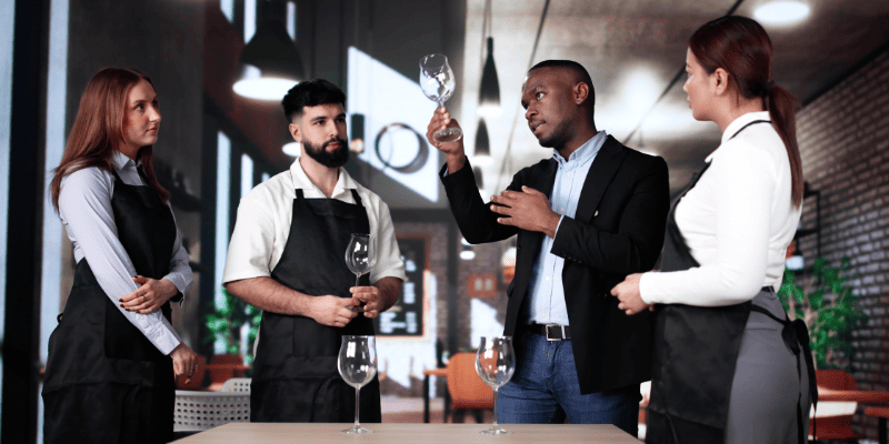 接客の説明を受ける飲食店従業員