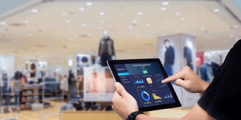 POSデータをタブレットで操作している様子