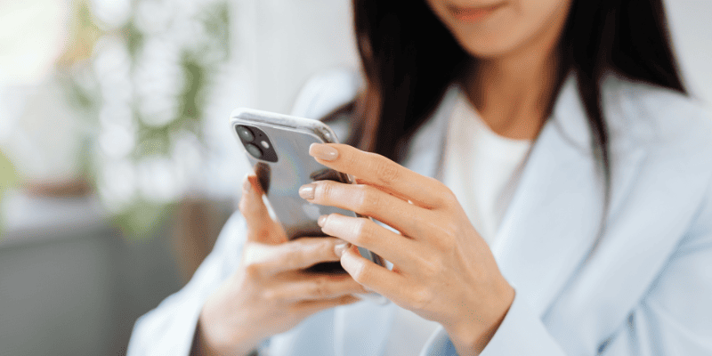 スマホを操作する女性