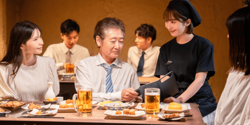 飲食店のスタッフとお客さん