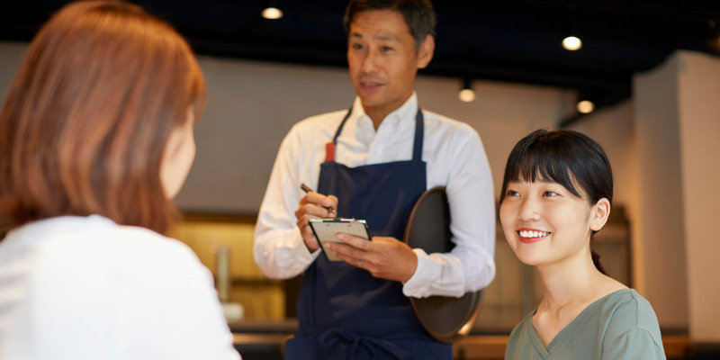 オーダーを取る飲食店従業員