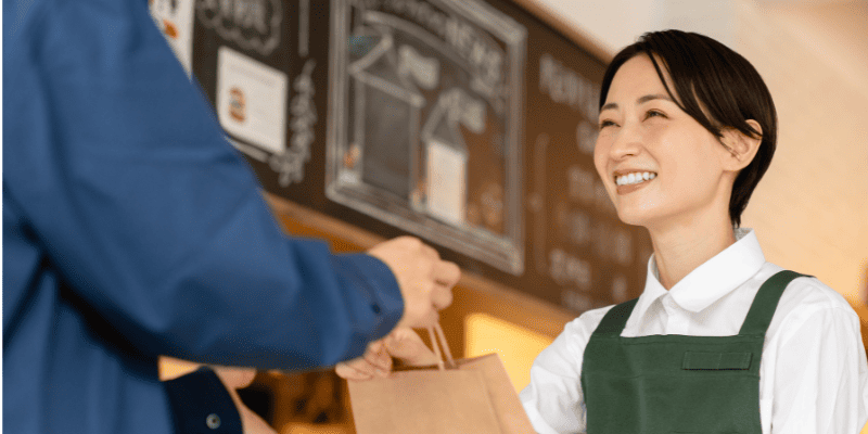 笑顔で接客するスタッフ