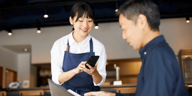 接客をしている写真
